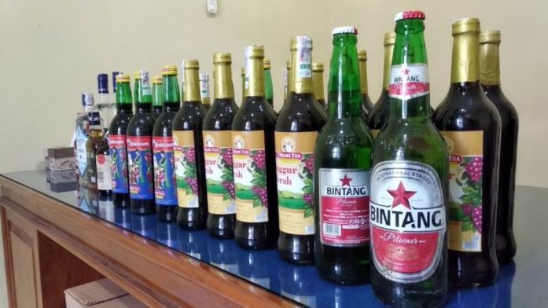 36959-minuman-keras-miras-atau-minuman-beralkohol-seperti-vodka-anggur-merah-dan-bir-di-polresta-jogja