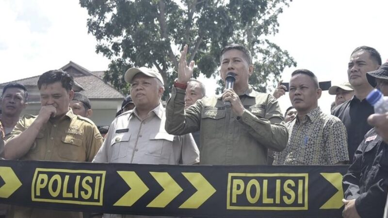 wabup-bangka-barat-kiri-bupati-bangka-barat-tengah-dan-ketua-dprd-babar-saat-menemui-para-pendemo_169